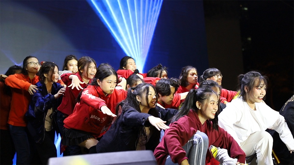 Học sinh THPT Chuyên Hà Nội - Amsterdam thăng hoa trong bữa tiệc cảm xúc - 1 Học sinh THPT Chuyên Hà Nội - Amsterdam thăng hoa trong bữa tiệc cảm xúc - 1
