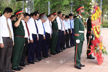 Chủ tịch nước dâng hương các Anh hùng liệt sĩ tại Thành cổ Quảng Trị