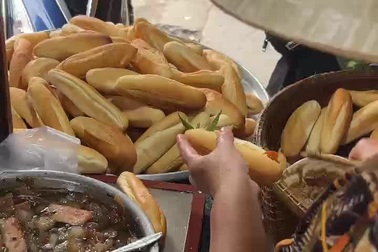 O Huệ thoăn thoắt làm từng ổ bánh mì cho khách