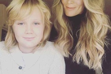 "Ghen tỵ" với con, mẹ chi 37 triệu để có má lúm đồng tiền