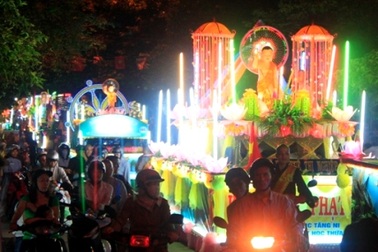  Rực rỡ xe hoa mừng Đức Phật đản sinh ở cố đô Huế