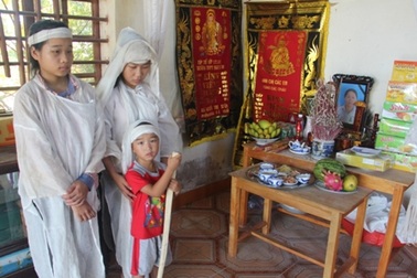 Bố mất vì đột tử, mẹ chết vì tai nạn, 3 chị em côi cút không nơi nương tựa