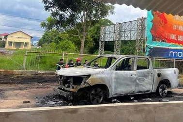 Xe bán tải bốc cháy, tài xế tử vong