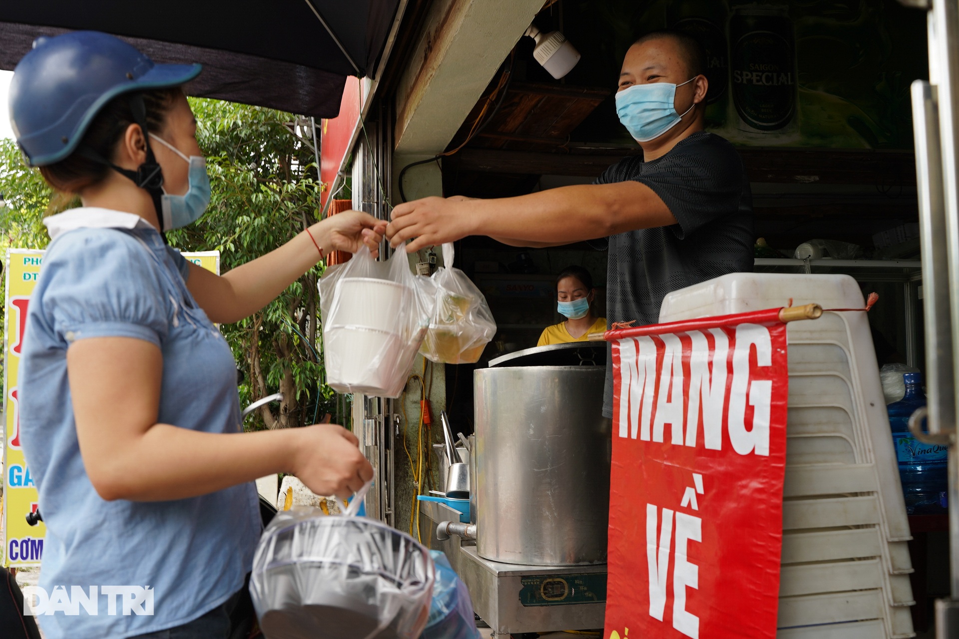 Ngày đầu hàng quán 19 quận huyện ở Hà Nội được mở cửa bán mang về - 11 Ngày đầu hàng quán 19 quận huyện ở Hà Nội được mở cửa bán mang về - 11