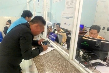 Xử phạt tài xế xe tải làm rơi bùn đất xuống giao lộ ở TPHCM