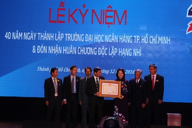 Trường ĐH Ngân hàng TPHCM nhận Huân chương Độc lập Hạng Nhì