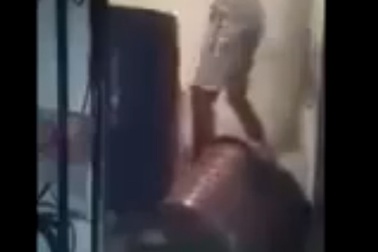 Xác minh clip "cha nhúng con vào thùng nước" gây phẫn nộ trên mạng xã hội