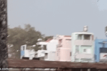 Gió lốc cuốn mái tôn lớn bay lên không trung, đè người đi đường