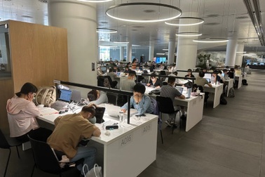 Thanh niên thất nghiệp vờ ra quán cà phê làm việc để giấu gia đình