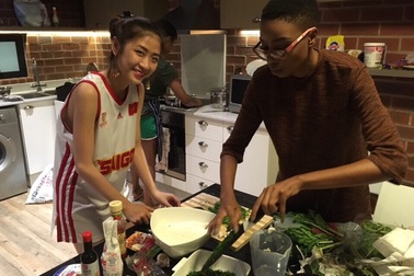 Á khôi Thuỳ Dương "mang" phở bò sang Nam Phi dự thi Hoa hậu