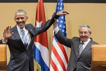 Cư dân mạng không ngừng đồn đoán về "hành động lạ" của Chủ tịch Castro