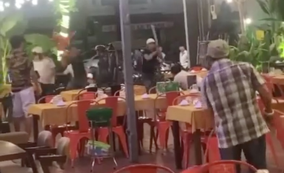 Hàng chục thanh niên vác hung khí hỗn chiến ở nhà hàng - 1