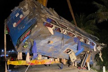 Lật xe khách tối mùng 1 Tết, 26 người bị thương