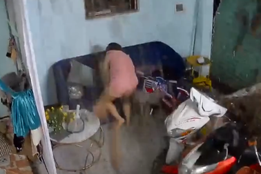 Mẹ lấy thân mình che chắn cho con khi trần nhà sập xuống