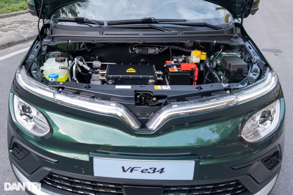 VinFast cập nhật phần mềm và thay mới ắc-quy 12V cho toàn bộ xe VF e34 - 1 VinFast cập nhật phần mềm và thay mới ắc-quy 12V cho toàn bộ xe VF e34 - 1