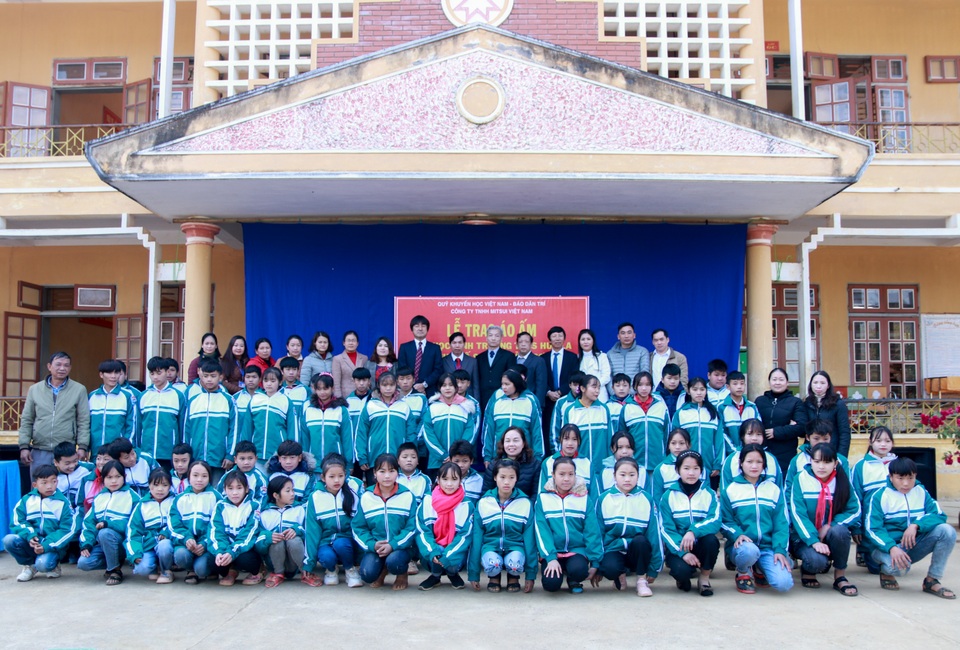 Trao tặng các em học sinh miền núi 449 chiếc áo ấm giữa ngày đông lạnh giá - 1 Trao tặng các em học sinh miền núi 449 chiếc áo ấm giữa ngày đông lạnh giá - 1