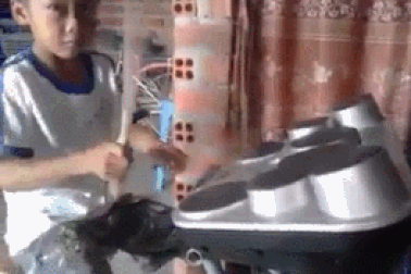 Clip hai cậu bé nghèo chơi nhạc điệu nghệ "gây bão" trên mạng