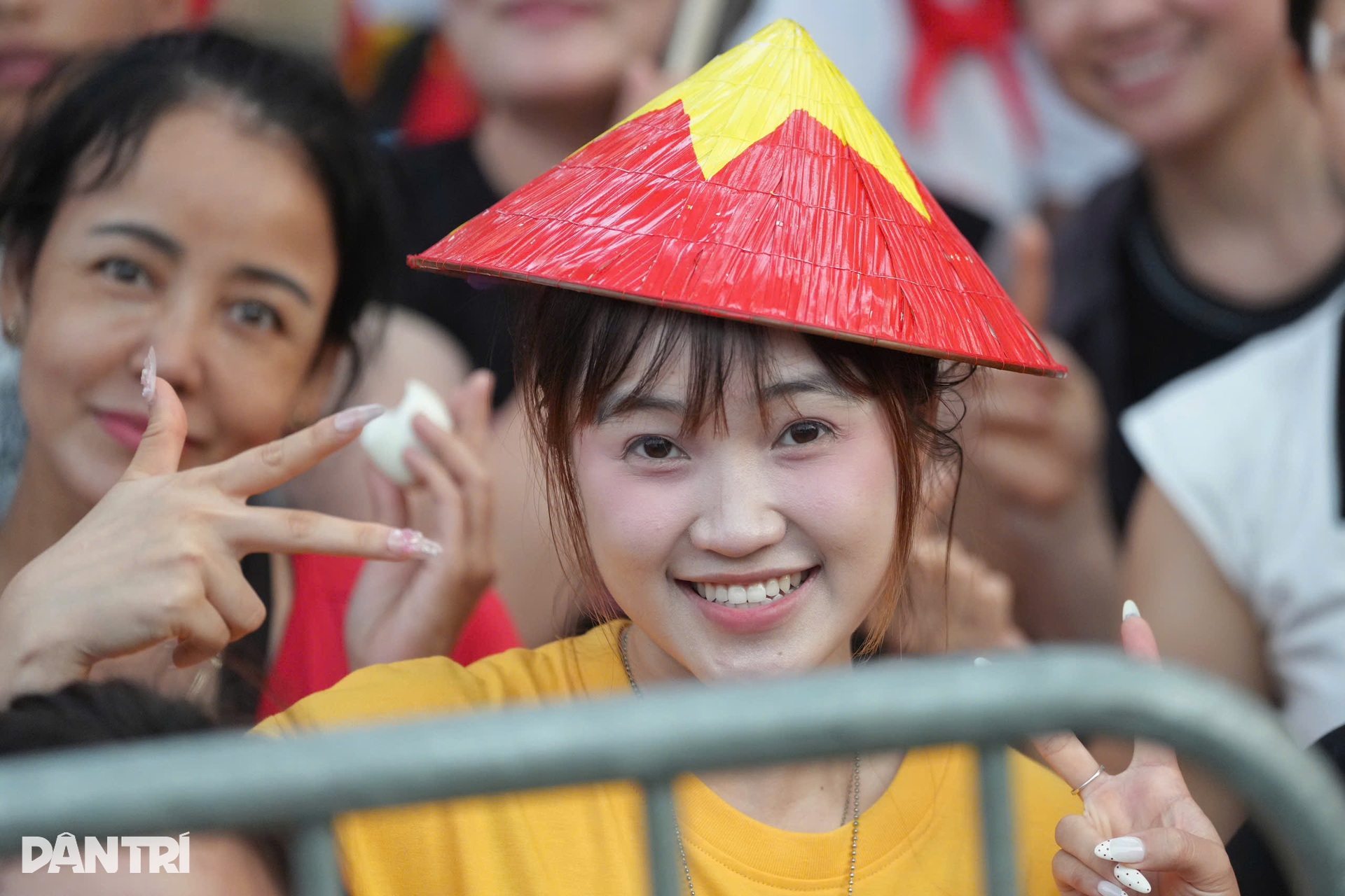 Nhiều hot girl đổ dồn về Quảng trường Ba Đình chờ xem lễ diễu binh - 12 Nhiều hot girl đổ dồn về Quảng trường Ba Đình chờ xem lễ diễu binh - 12