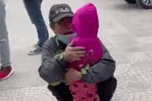 Bố khóc ròng nhận lại con gái 2 tuổi bị bỏ dưới cống, nước ngập ngang cổ