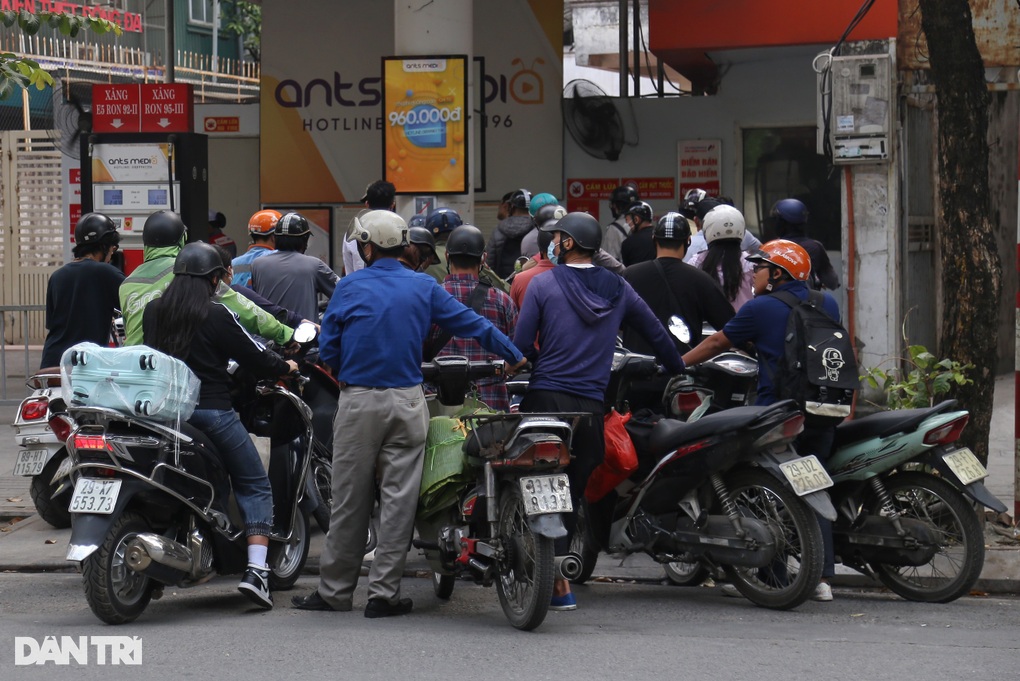 Cây xăng vỉa hè như cỏ dại, vừa cắt lại mọc um tùm - 9 Cây xăng vỉa hè như cỏ dại, vừa cắt lại mọc um tùm - 9