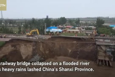 Cầu đường sắt Trung Quốc bị sập do mưa lũ