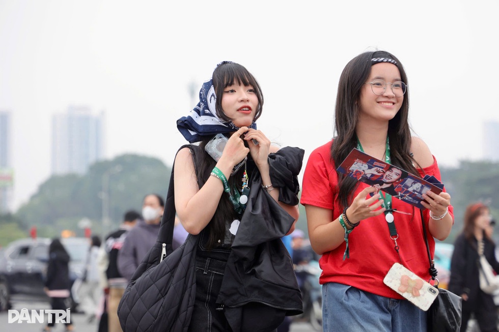 Hà Nội: Fan thức xuyên đêm, ngất xỉu vì kiệt sức chờ xem Anh trai say hi - 2