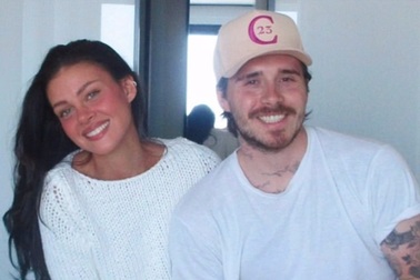 Gia đình Beckham nhắn nhủ đầy ẩn ý, cậu cả Brooklyn Beckham vẫn phớt lờ