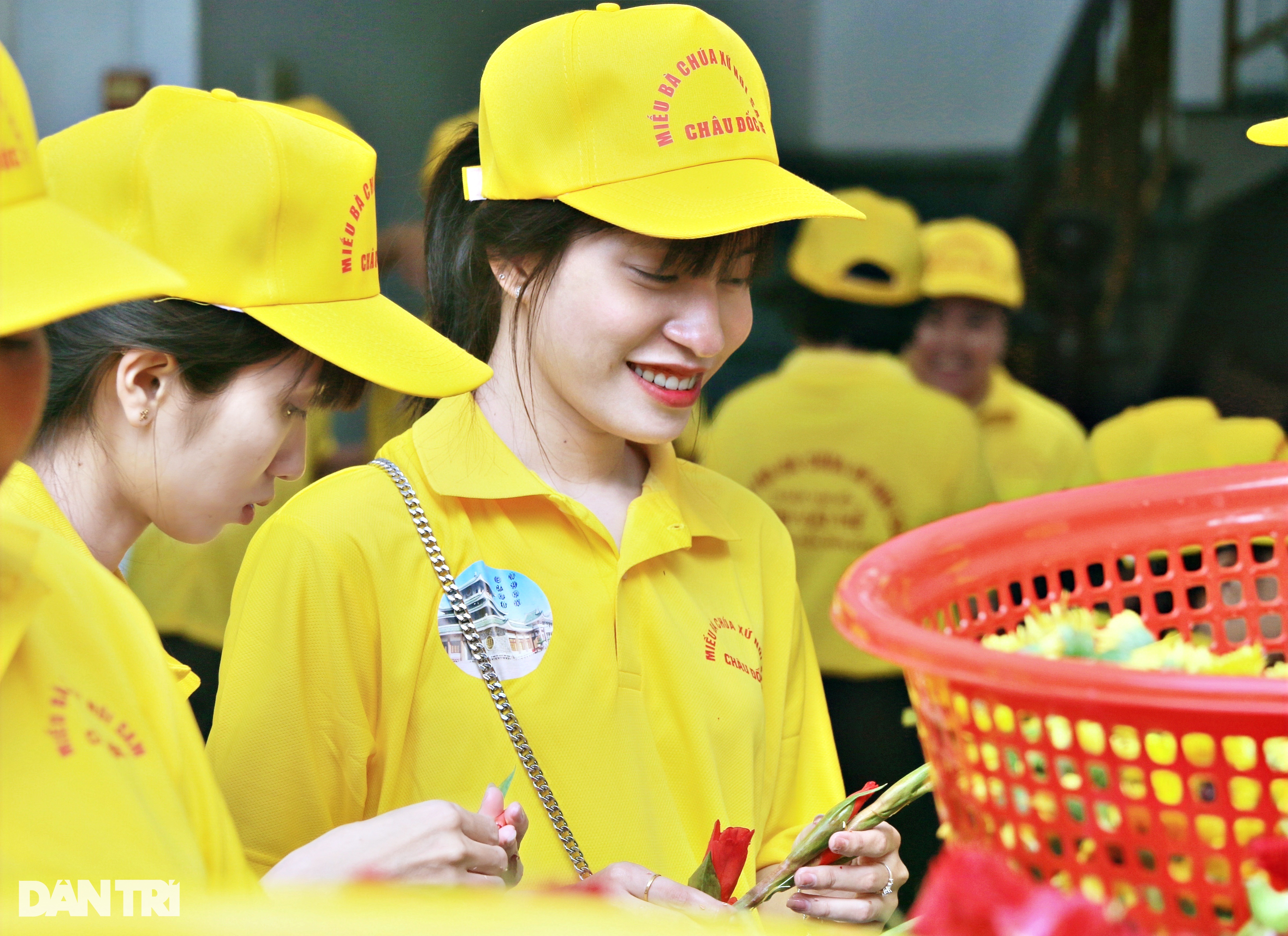 Cận cảnh quá trình nấu 9 loại hoa tắm tượng Bà Chúa Xứ núi Sam - 4