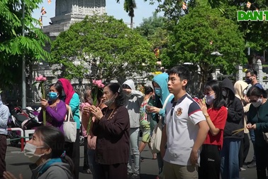 Người dân TPHCM đội nắng đi chùa dịp rằm tháng Giêng