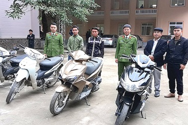 Tóm gọn 6 đối tượng ăn cắp 11 chiếc xe máy và trả lại cho người mất