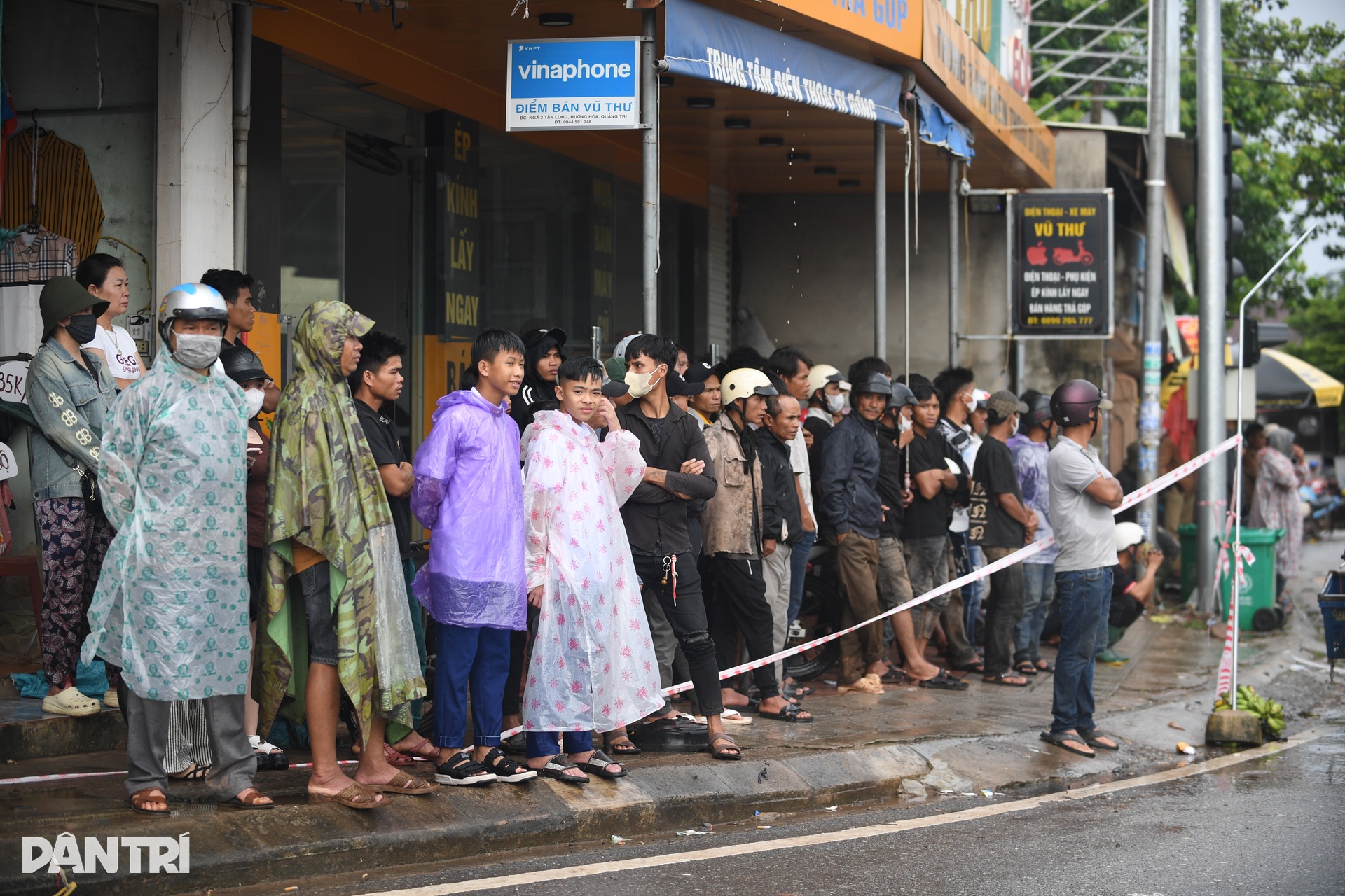 Hiện trường vụ xe tải lao vào chợ khiến 3 người chết, 9 người bị thương - 7 Hiện trường vụ xe tải lao vào chợ khiến 3 người chết, 9 người bị thương - 7