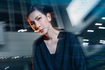 Xuân Lan và con gái 11 tuổi chụp ảnh thời trang trên đường phố Tokyo về đêm