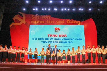 Đà Nẵng: Trao 100 suất quà Tết đến học sinh có hoàn cảnh khó khăn