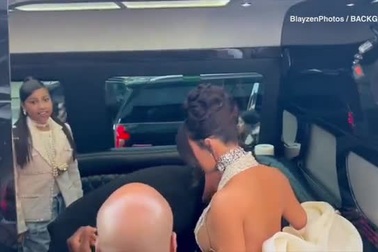 Kim Kardashian rời khỏi khách sạn để đi dự Met Gala 2023