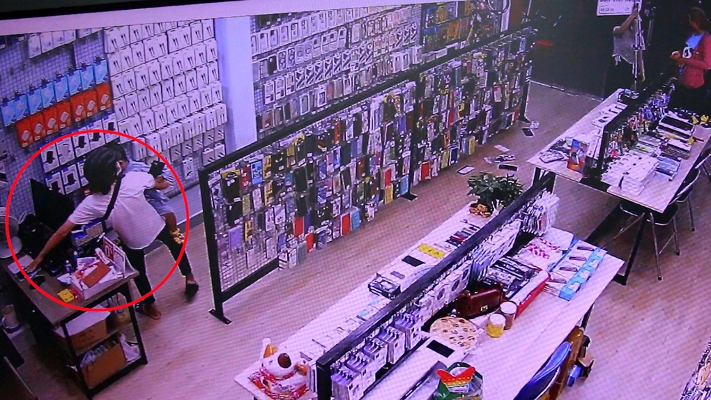 TPHCM: Chồng lái xe máy chở vợ con đi trộm điện thoại - 2