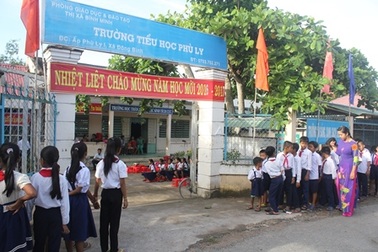 Học sinh ở phum, sóc rộn ràng đến trường đầu năm học mới