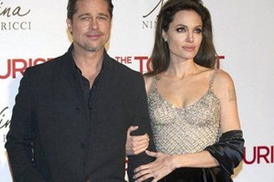 Angelina Jolie khoe vai trần để quảng cáo phim