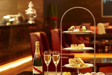 100 người vô gia cư được mời dự tiệc ở khách sạn năm sao