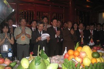 Đoàn kiều bào dâng hương tưởng niệm các Vua Hùng