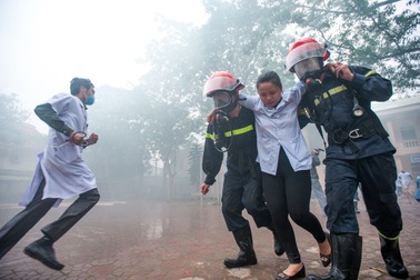 Bác sỹ, y tá giải cứu bệnh nhân trong tình huống cháy lớn