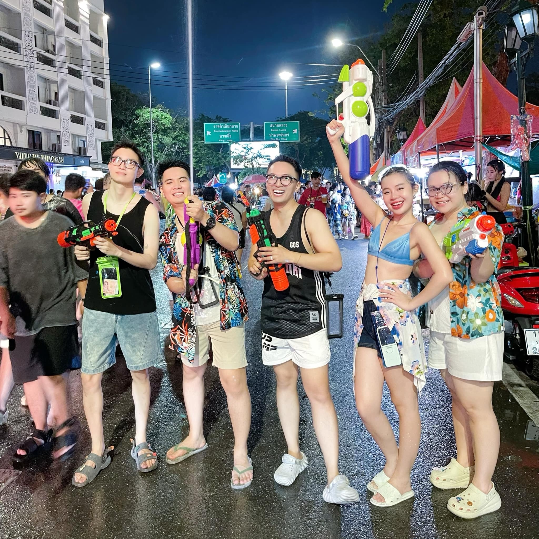 Huy cùng nhóm bạn háo hức hòa mình vào mùa lễ hội té nước sôi động ở Bangkok (Ảnh: Nhân vật cung cấp).