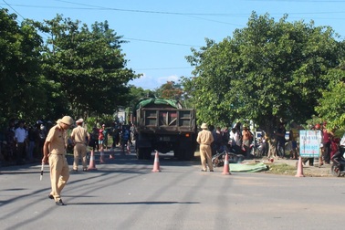 3 mẹ con va chạm với xe tải, mẹ tử vong, 2 con bị thương