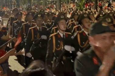 Đoàn diễu binh hát "Nơi này có anh" của Sơn Tùng M-TP, dân mạng thích thú