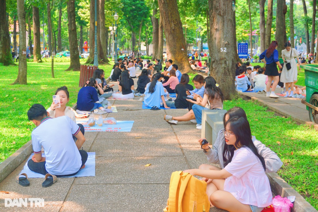 Nghỉ lễ, người dân TPHCM trải bạt kín công viên từ 6h sáng để uống cà phê - 3 Nghỉ lễ, người dân TPHCM trải bạt kín công viên từ 6h sáng để uống cà phê - 3