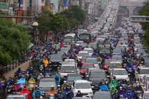 Mưa kéo dài, nhiều tuyến phố ở Hà Nội ùn tắc trong sáng đầu tuần