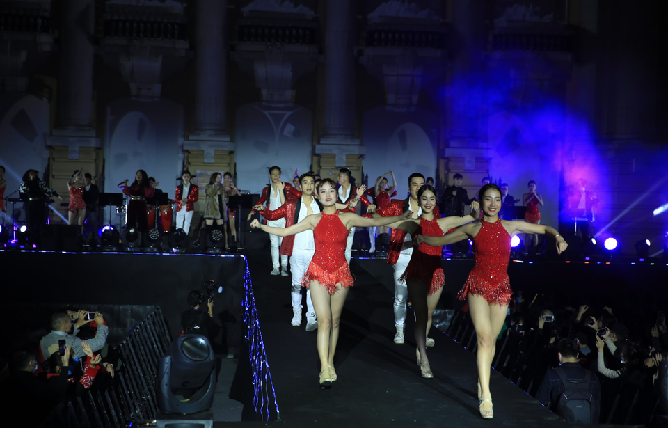 Nghệ sĩ khuấy đảo không khí đêm Countdown Giáng sinh - 3