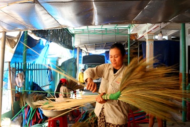 Người phụ nữ gần 30 năm làm chổi đót, tạo việc làm cho nhiều chị em