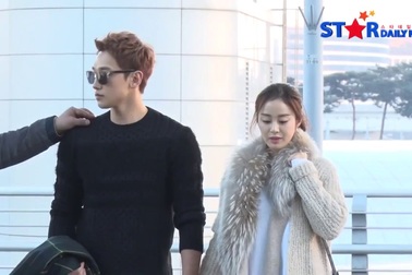 Bi (Rain) nắm tay Kim Tae Hee tại sân bay