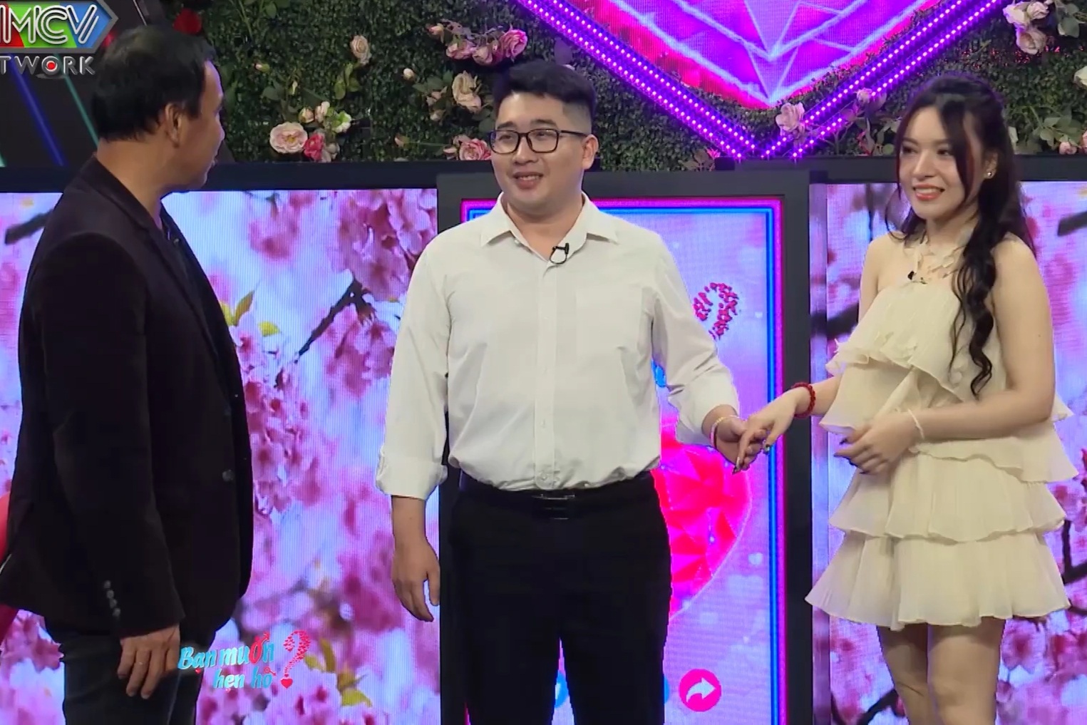 Cô gái xinh đẹp liên tục thả thính chàng trai mới gặp, e thẹn khi được hôn - 1 Cô gái xinh đẹp liên tục thả thính chàng trai mới gặp, e thẹn khi được hôn - 1