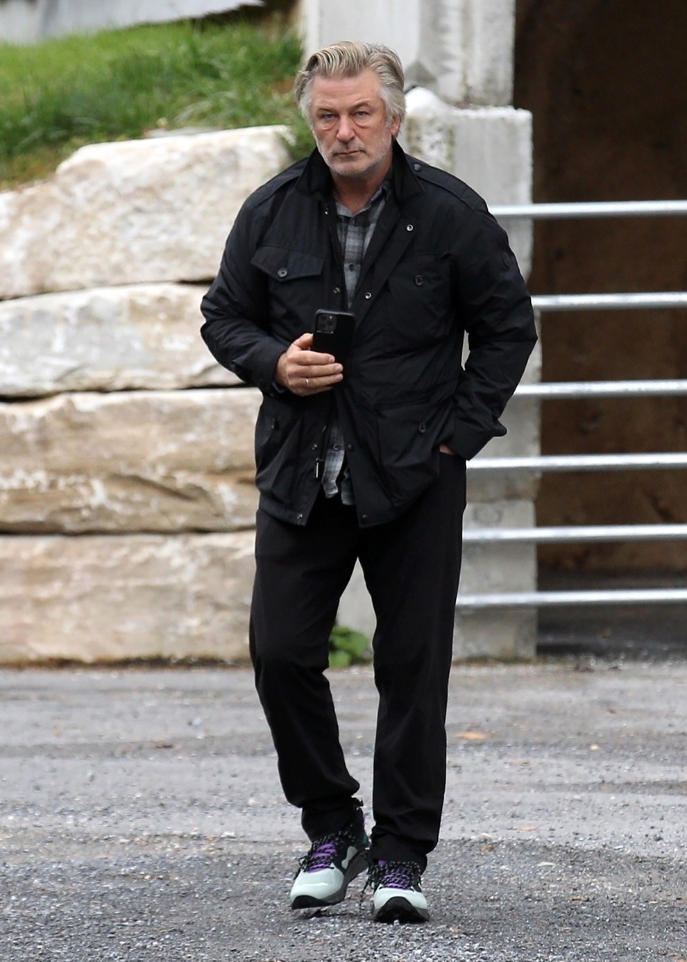 Alec Baldwin lần đầu lên tiếng sau khi gây chết người trên phim trường - 3 Alec Baldwin lần đầu lên tiếng sau khi gây chết người trên phim trường - 3